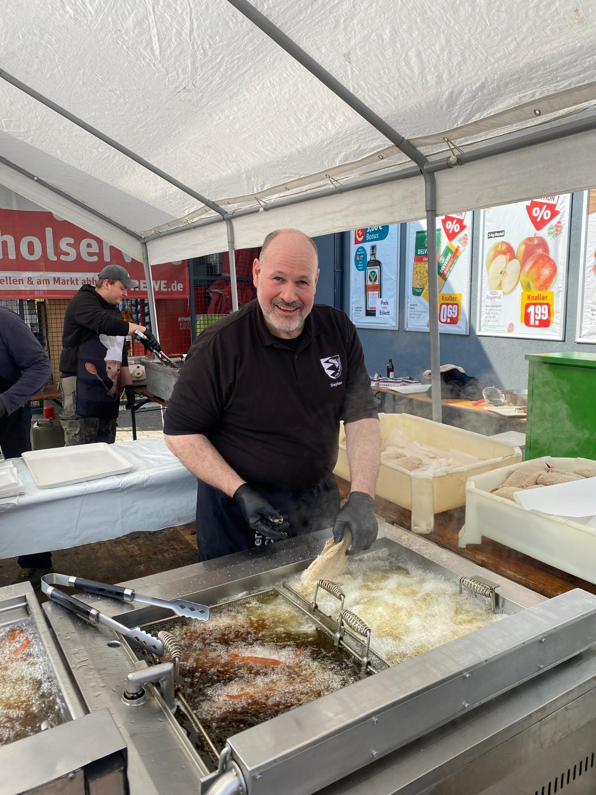 Unser Stephan an den Fritteusen